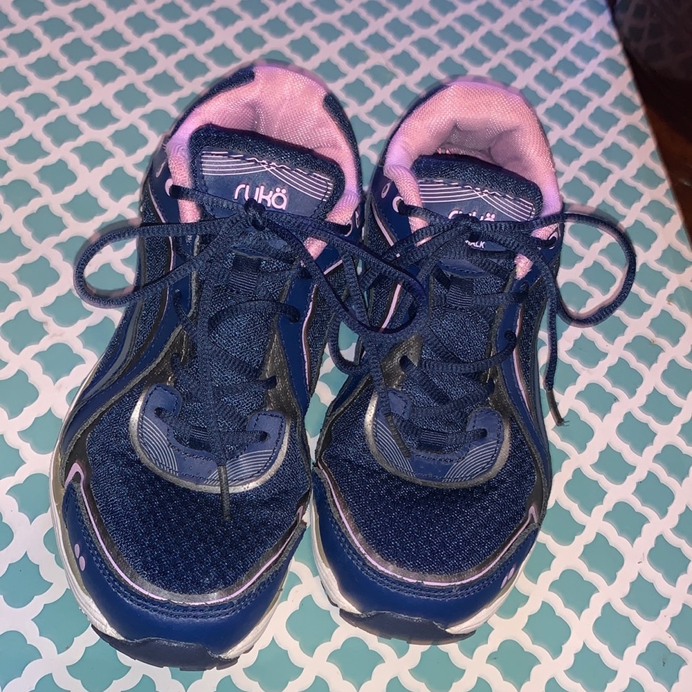 Women size 9M ryka  tennis shoes
